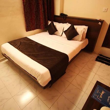 Hotel Raj Palace 아흐메다바드 외부 사진